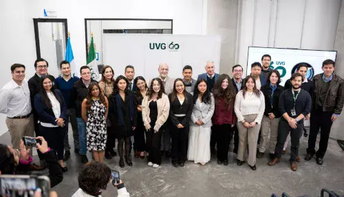Universidad del Valle de Guatemala firma contrato de lanzamiento al espacio del segundo satélite guatemalteco, QUETZAL-2