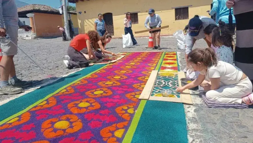Taller de alfombras en Sacatep&eacute;quez 2026
