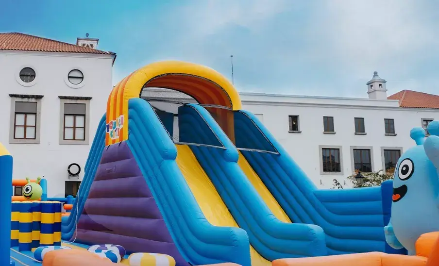 Bounce City, un parque de saltarines inflables en Ciudad de Guatemala
