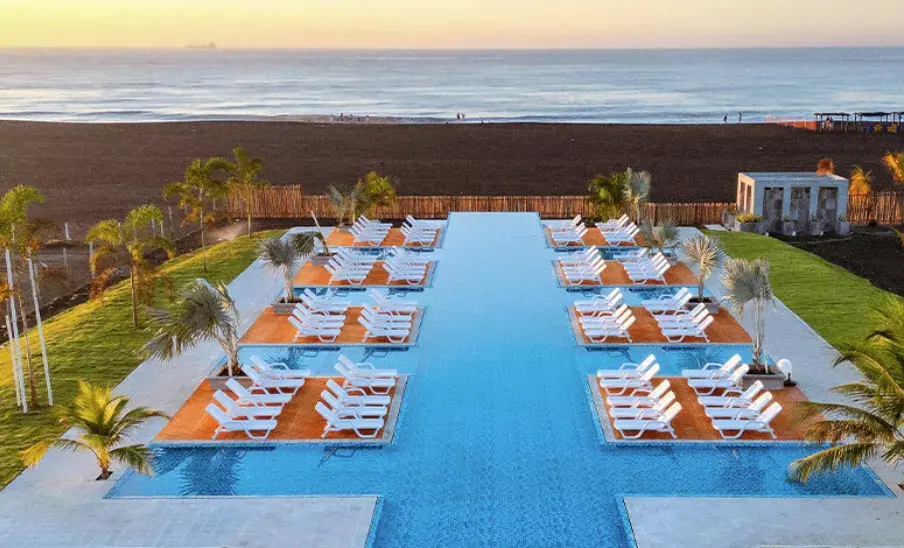 Piscinas con vista al mar en Guatemala