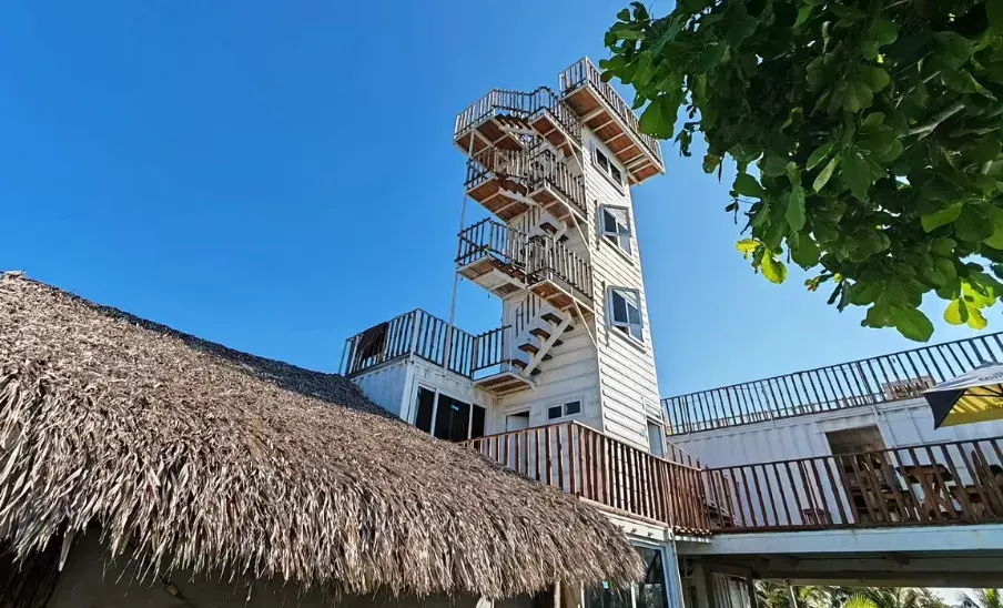 Tribu Hostal: el hospedaje con contenedores y piscina única en El Paredón