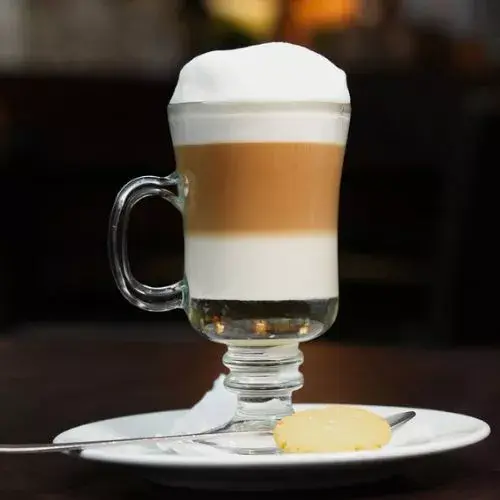 Un Hike and Party 2026 con Café Baviera