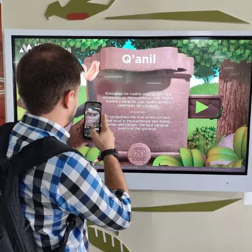 nahual maya en el Aeropuerto Internacional Mundo Maya en Petén