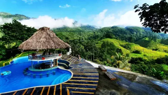 piscinas rodeadas de selva en Guatemala