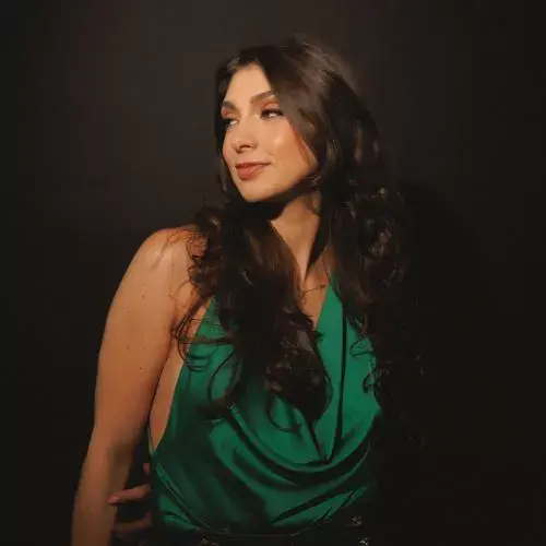 Artista guatemalteca Adria Ibau destacada por Billboard Latin