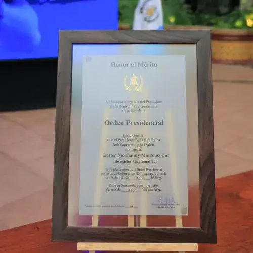 Boxeador guatemalteco Lester Martínez recibió la Orden Presidencial