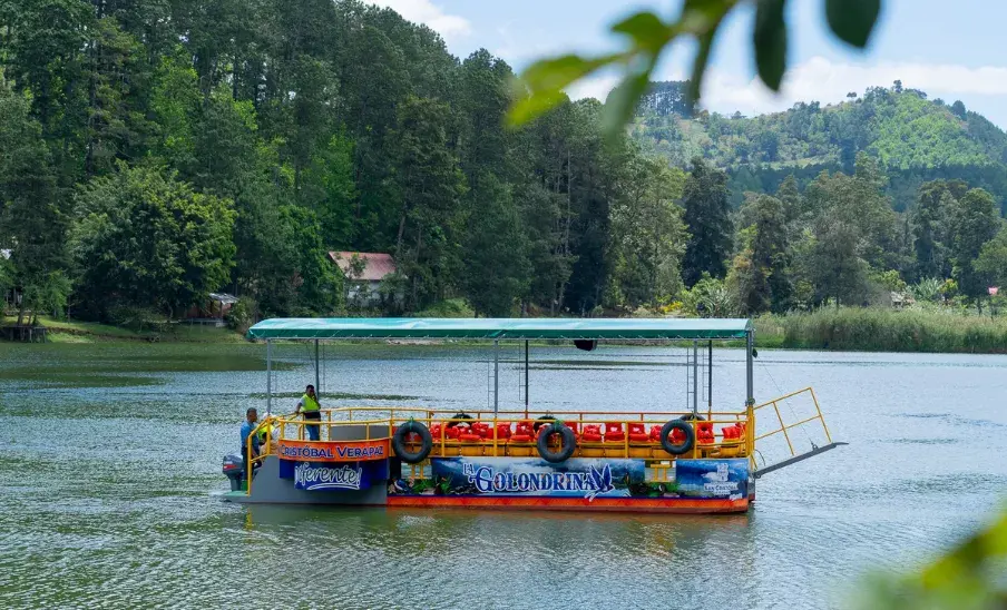 Ferry Turístico La Golondrina, una nueva atracción en la Laguna Chichoj en Alta Verapaz