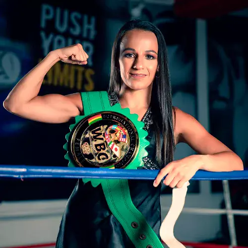María Micheo vs Nat Dove y lo que está en juego