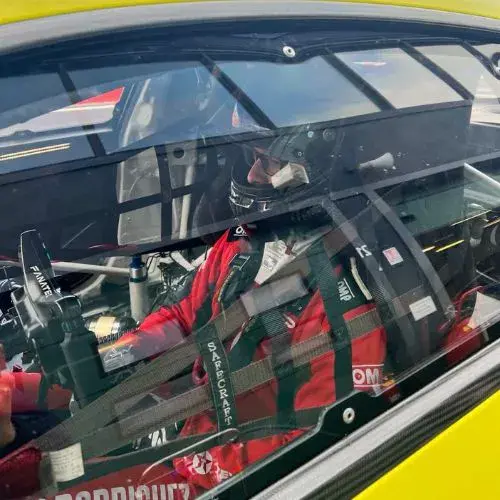 Piloto guatemalteco Ian Rodríquez en el top 5 del Campeonato Italiano Gran Turismo 2026