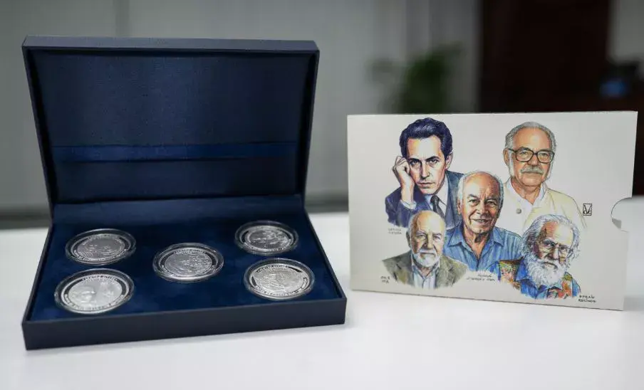 Banco de Guatemala presenta monedas conmemorativas con rostros de artistas guatemaltecos