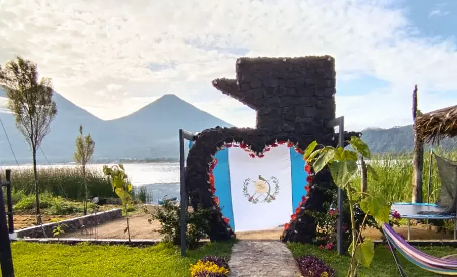 Guatitland: mirador en forma de Guatemala, kayaks y hospedaje frente al lago
