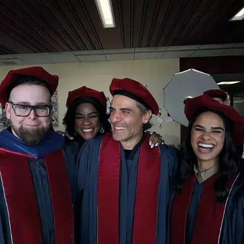 Oscar Isaac fue reconocido por The Juilliard School con doctorado honoris causa