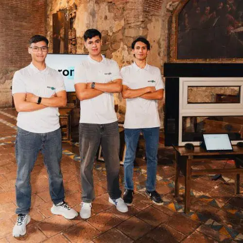 Descripción de la foto para personas con discapacidad visual: En la imagen aparecen los tres creadores de Aeromatic. (Créditos: Guatemala.com).