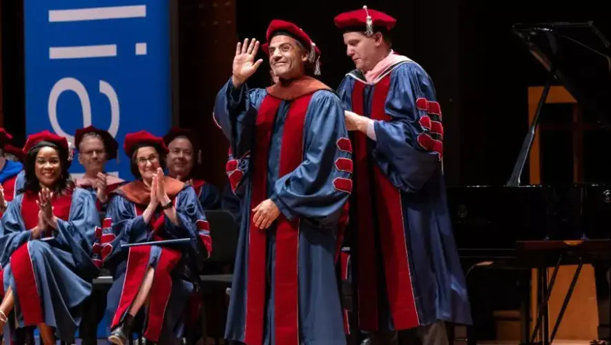 Oscar Isaac fue reconocido por The Juilliard School con doctorado honoris causa