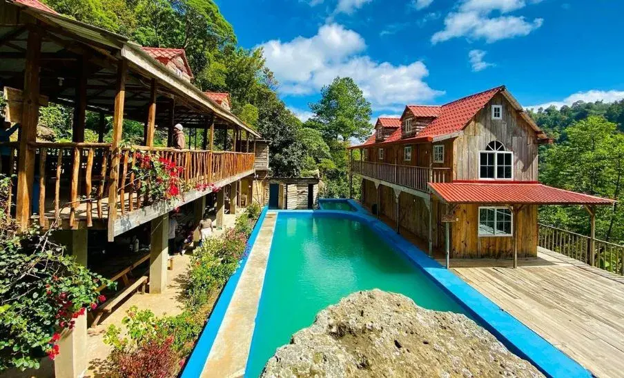 Centro Ecoturístico Cascada de Urlanta en Jalapa, un destino con piscinas y cabañas frente a una cascada