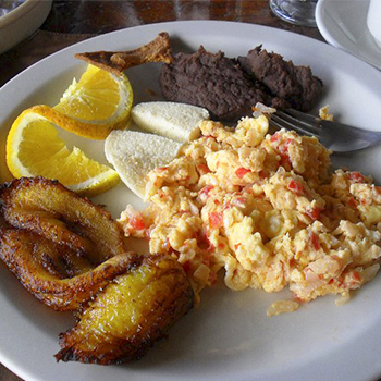 Cómo preparar un desayuno típico chapín