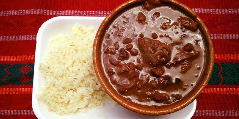 Receta para preparar Frijoles Colorados con chicharrón guatemaltecos