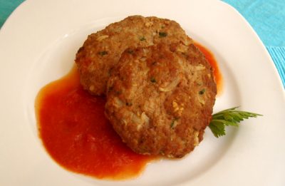 Tortitas de carne con salsa roja