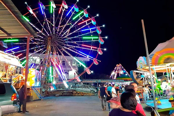 Descripción de foto - Feria municipal con juegos mecánicos durante la noche. - Crédito de foto - Municipalidad de Jerez 2020-2024