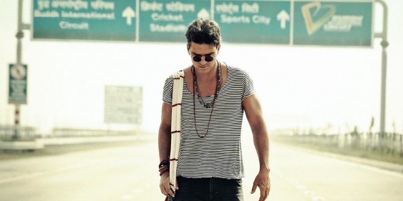 Descripción de foto - Ricardo Arjona posando para una foto en medio de la carretera - Crédito Ricardo Arjona Descripción de foto - Ricardo Arjona posando para una foto en medio de la carretera - Crédito Ricardo Arjona