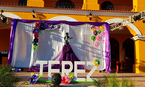 Descripción de foto - Vista del escenario decorado en el ayuntamiento municipal. - Crédito de foto - Municipalidad de Jerez 2020-2024