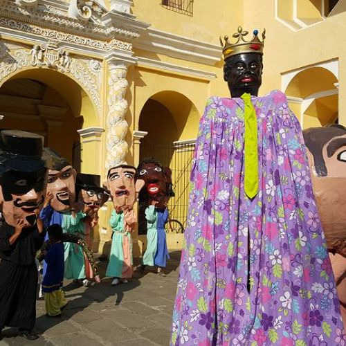 Baile de los cabezones y gigantes en Antigua Guatemala