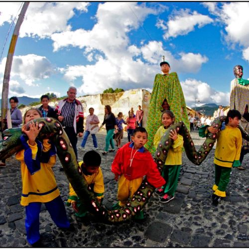 Baile de los cabezones y gigantes en Antigua Guatemala