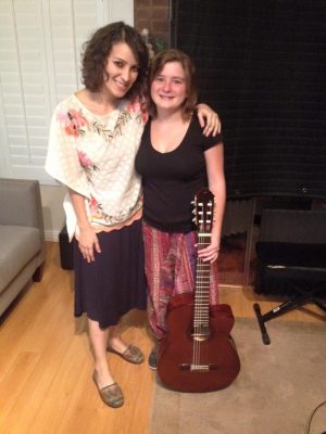  Cantante Dominique Hunziker junto a Gaby Moreno