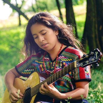 biografia-sara-curruchich-cantante-guatemalteca-cantautora-europa-disco-tukur
