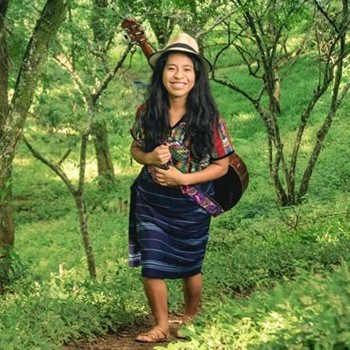 biografia-sara-curruchich-cantante-guatemalteca-internacional-colectivo-pueblos