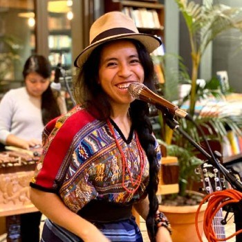 biografia-sara-curruchich-cantante-guatemalteca-kaqchikel-tukur