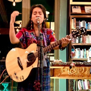 biografia-sara-curruchich-cantante-guatemalteca-musica-kaqchikel