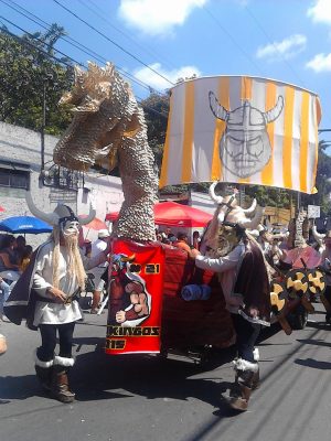 Desfile de Los Fieros de Villa Nueva en Guatemala