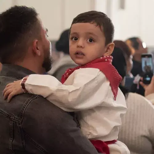 La tradición de vestir a los niños con traje tradicional el Día de la Virgen de Guadalupe