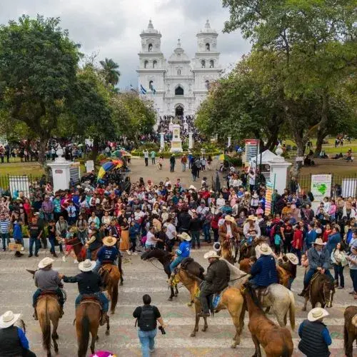 la cabalgata que se realiza en Esquipulas
