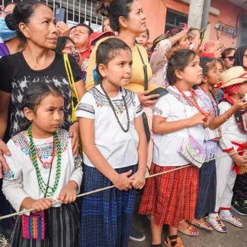 ninos-con-trajes-tipicos-para-el-dia-de-la-virgen-de-guadalupe