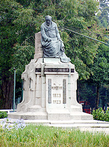 Dónde se encuentra el Monumento a Lorenzo Montúfar y Rivera Maestre 