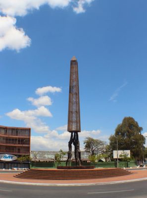 Monumento Plaza de la República de Max Leiva 