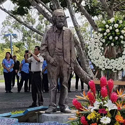 Monumento de Efraín Recinos