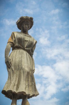 Monumento de Guatemala a la Marimba y mujer en Quetzaltenango