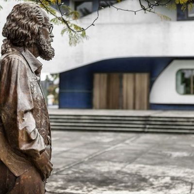 Monumento en Guatemala a Efraín Recinos 