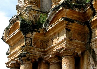 detalles de las columnas de las ruinas del carmen