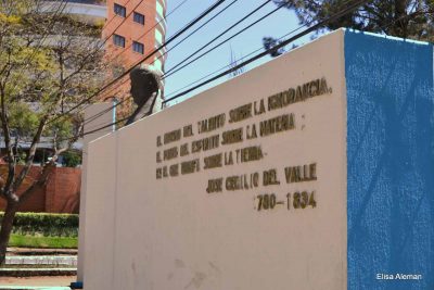 monumento al prócer de la Independencia centroamericana José Cecilio del Valle