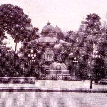 monumento-cristobal-colon-guatemala-parque-central-quiosco
