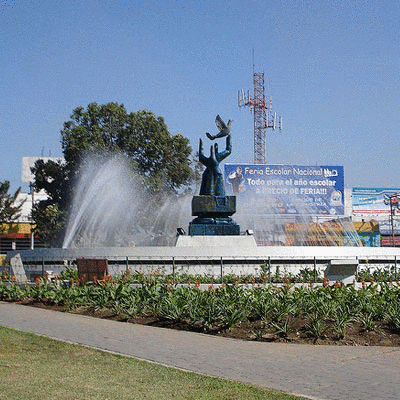 replica de monumento a la paz