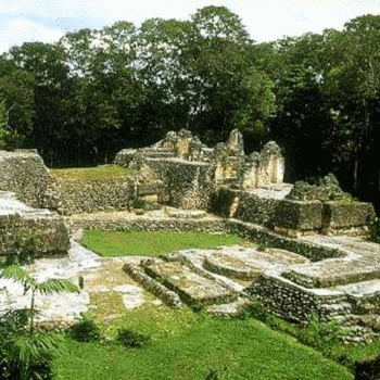 sitio arqueologico uaxactun