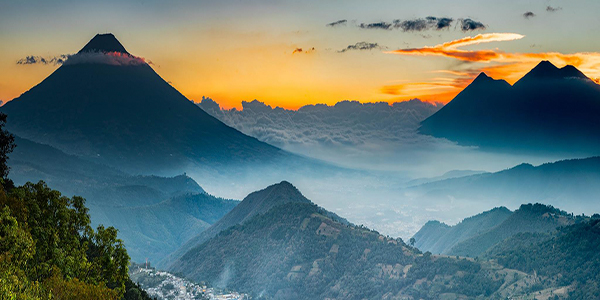 Descripción de foto - Vista de paisaje de montañas, volcanes y cerros desde San Bartolomé Milpas Altas - Crédito de foto - Nery Mejía