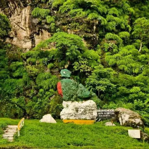 Vista del Quetzal de Piedra en Palín