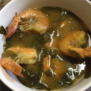 Receta de sopa de camarones con chipilín guatemalteca
