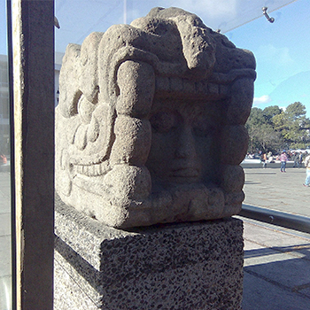 Cabeza gigante de Gucumatz, USAC
